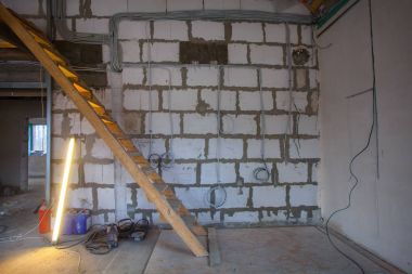 Ahşap merdiven, aydınlık tüp lamba ve onarım ve evde (bina) yani altında yenileme, yenileme, uzantısı, restorasyon, imar ve inşaat (yükseltme araçları için malzemeler)