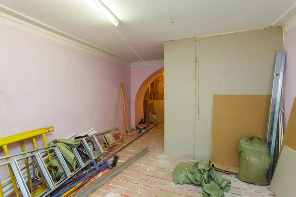 Interior Inacabado Habitación Actualización Con Escalera Materiales Construcción Durante Remodelación — Foto de Stock