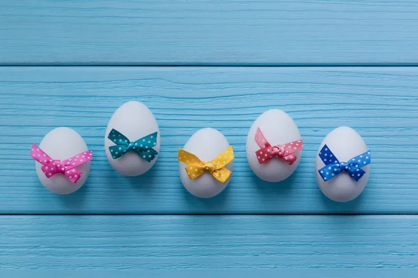 Oeufs Pâques Avec Des Petits Noeuds Tachetés Couleur Sur Fond — Photo