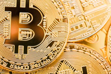 Bitcoins. Fiziksel bit sikke. Dijital para. Cryptocurrency. Altın sikke ile bitcoin. Yakın çekim.