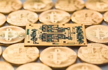 Bitcoins ve altın miniyonga. Fiziksel bit sikke. Dijital para. Cryptocurrency. Bitcoin ile altın sikke.