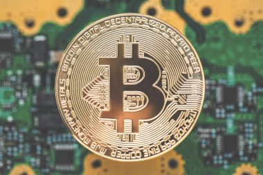 Bitcoins mikroçip arka plan sesi efektli üzerinde. Fiziksel bit sikke. Dijital para. Cryptocurrency. Bitcoin ile altın sikke.