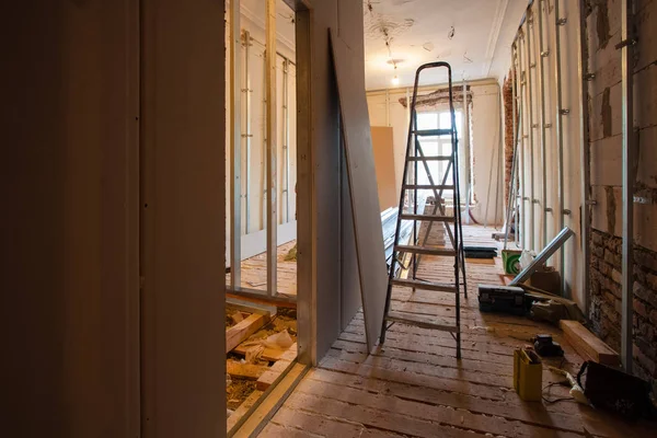 在改建 改造和施工中 与材料有关的升级公寓内部 从石膏板制作墙 也称为石膏板 墙壁墙 石膏纸板 Lagy — 图库照片