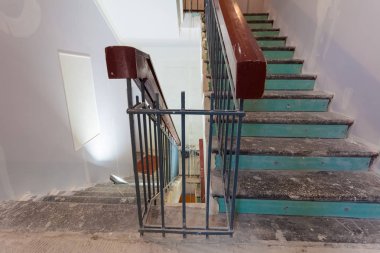 Ahşap korkuluk ile merdiven yükseltme veya remodeling sırasında dairenin iç parçasıdır, yenileme, uzatma, restorasyon, yeniden yapılanma ve inşaat ve çalışma yeri aydınlatma için taşınabilir lamba.