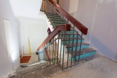 Ahşap korkuluk ile merdiven yükseltme veya remodeling sırasında dairenin iç parçasıdır, yenileme, uzatma, restorasyon, yeniden yapılanma ve inşaat ve çalışma yeri aydınlatma için taşınabilir lamba.