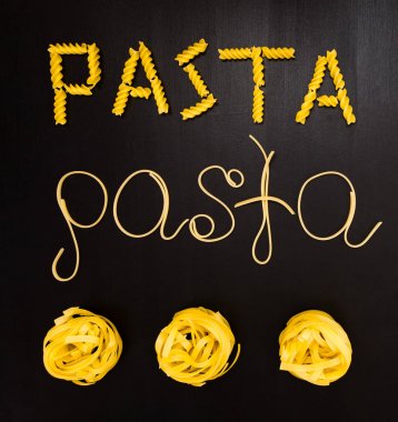 Kelime makarna pişmiş spagetti ve siyah arka plan üzerine kuru makarna tebeşir tarafından yazıldı ülke İtalya'nın çerçeve ile yapılmış