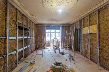Çalışma Alçıpan (Pano) için metal çerçeve alçı duvarlar ve araçları daire yapmak için yükleme işlemi yenileme, yenileme, uzantısı, restorasyon, yeniden yapılanma ve yükseltme, henüz tamamlanmamıştır.