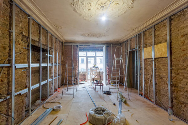 Рабочий процесс установки металлических рам для гипсокартона (гипсокартона) для изготовления гипсокартонных стен и инструментов в квартире строится, реконструируется, реконструируется, реконструируется, расширяется, реставрируется, реконструируется и модернизируется
.