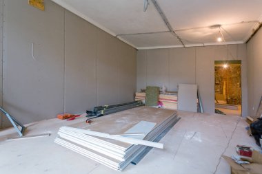 Çalışma Alçıpan (Pano) alçı duvarlar ve araçları için metal çerçeveler daire yükleme işlemi yenileme, yenileme, uzantısı, restorasyon ve rekonstrüksiyon, henüz tamamlanmamıştır.