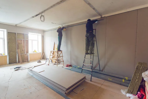 Werknemers Installeert Gipsplaat Gipsplaten Voor Gips Wanden Het Appartement Aanbouw — Stockfoto