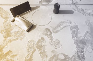 Zımpara ve Oda inşaatta toz üzerinde işçi ayakkabı ayak araçlarıyla tadilat, yenileme, uzantısı, restorasyon ve yeniden yapım aşamasında olduğunu.