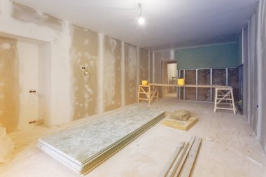 Alçı duvarlar ve malzemeleri daire için çalışma yükleme metal çerçeveler ve Alçıpan (Pano) inşaat, tadilat, yenileme, uzantısı, restorasyon ve yeniden yapılanma altında bir süreçtir