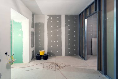Metal çerçeveler ve Alçıpan (Pano) alçı duvarlar, üç demetleri ve dairede elektrik telleri için değil yapım aşamasında, tadilat, yenileme, uzantısı, restorasyon ve rekonstrüksiyon
