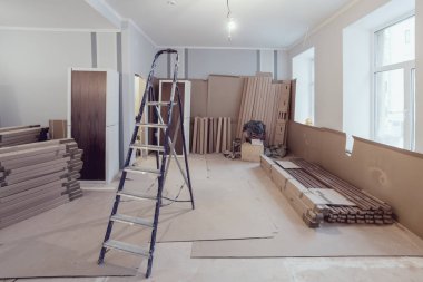 İnşaat, tadilat, yenileme, uzantısı, restorasyon ve yeniden yapılanma - sırasında dairenin iç odadaki merdiven ve İnşaat malzemeleri