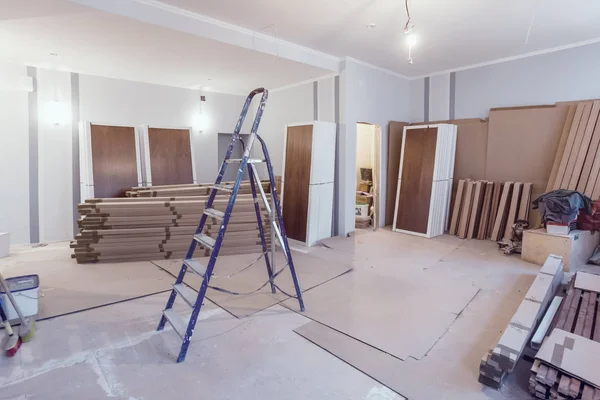 Intérieur de l'appartement pendant la construction, la rénovation, l'extension, la restauration et la reconstruction - échelle et matériaux de construction dans la pièce — Photo