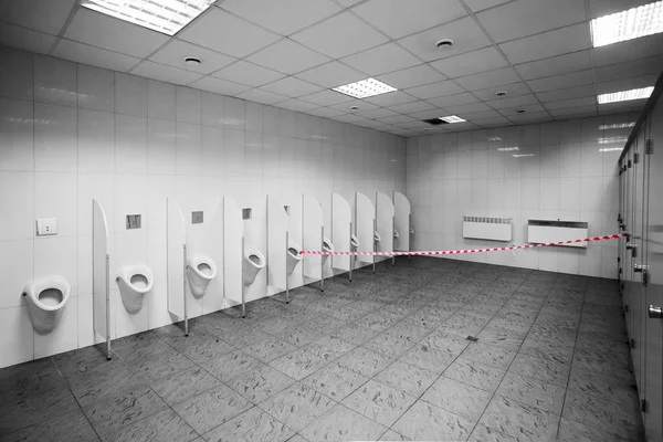 非工作公厕或带警示胶带的 wc。男子公共洗手间小便池 — 图库照片