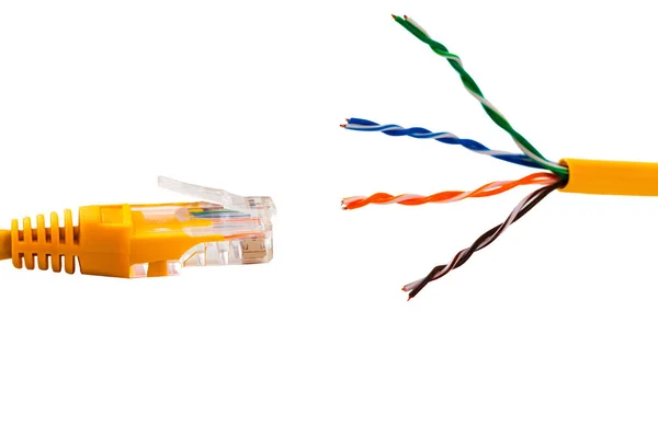 Um cabo de arame ethernet e um patch-cord amarelo com par trançado. Isolados — Fotografia de Stock