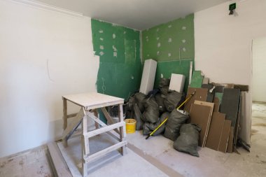 Ahşap kurulu odasında Alçıpan veya drywall ve inşaat çöp torbasında yaprak inşaat, tadilat, yeniden oluşturma ve yenileme sırasında bir daire vardır..