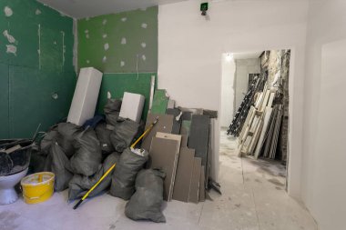 İnşaat çöp odasında Alçıpan ile veya torbalarda Alçıpan inşaat, tadilat, yeniden oluşturma ve yenileme sırasında bir daire vardır. 