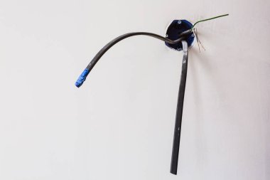 Bitmemiş elektrik şebeke çıkış soketi ile mavi yapışkan bant Alçıpan veya Alçıpan alçı duvarlar daire için yüklü elektrik telleri ile inşaat ve tadilat altında olduğunu