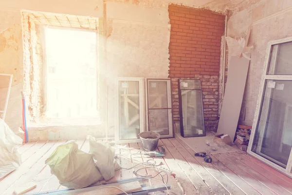Processo di lavoro di installazione di finestre in pvc in camera di appartamento è in costruzione, ristrutturazione, ristrutturazione, estensione, restauro e ricostruzione — Foto Stock