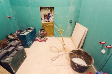 İnşaat araçları Alçıpan ile odada depolanan veya alçı Alçıpan duvarlar daire tadilat, yenileme, uzantısı, restorasyon ve yeniden yapım aşamasındadır