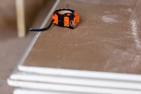 Gipskartonplatten oder Trockenbau und Maßband in einer Wohnung während der Bau-, Umbau-, Umbau- und Renovierungsarbeiten — Stockfoto