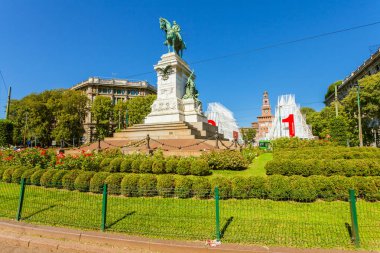 Milan, İtalya - 07 Eylül 2016: Giuseppe Garibaldi Piazzale Cairoli Milano üzerinde bronz anıt.