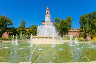 Milan, İtalya - 07 Eylül 2016: Görünüm Piazza Castello Piazza Castello Springbrunnen çeşme ve kule ile saat Castello Sforzesco, Milano, İtalya