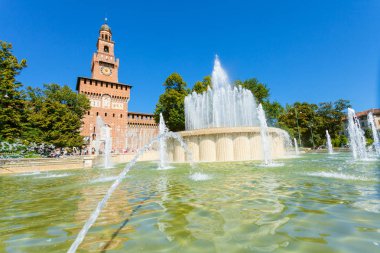 Milan, İtalya - 07 Eylül 2016: Görünüm Piazza Castello Piazza Castello Springbrunnen çeşme ve kule ile saat Castello Sforzesco, Milano, İtalya