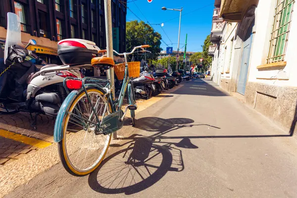 ミラノ, イタリア.自転車バスケットではミラノの市内中心部の路上駐車します。 — ストック写真