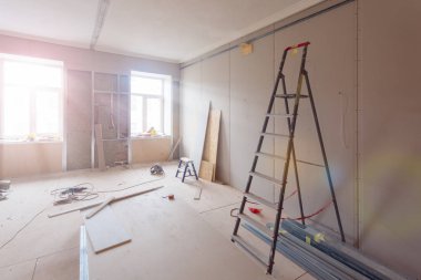 İnşaat, tadilat, yenileme, uzantısı, restorasyon ve yeniden yapılanma - sırasında dairenin iç odadaki merdiven ve İnşaat malzemeleri