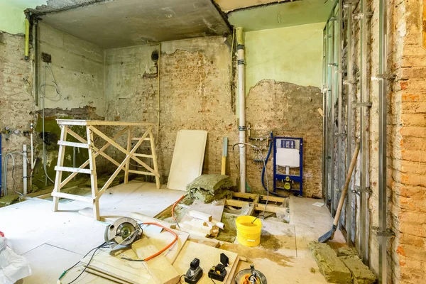 Деревянная доска в помещении и строительные инструменты находятся в квартире во время строительства, реконструкции, реконструкции и реконструкции . — стоковое фото