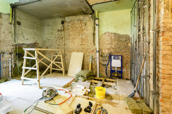 Деревянная доска в помещении и строительные инструменты находятся в квартире во время строительства, реконструкции, реконструкции и реконструкции
. 