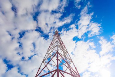 Telekomünikasyon kule ile paneli antenler ve radyo antenleri ve çanak antenler mobil iletişim 2g, 3g, 4g, 5g kule mavi gökyüzü bulutlar ile etrafında kırmızı çit ile için