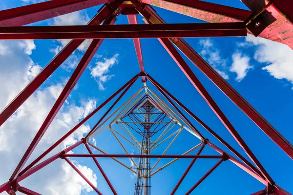 Tour de télécommunication avec antennes de panneau et antennes radio et antennes paraboliques pour communications mobiles 2G, 3G, 4G, 5G contre ciel bleu avec nuages — Photo