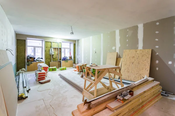 Arbetet med att installera metallramar för gipsskivor -drywall - för att göra gipsväggar i lägenhet är under uppbyggnad, ombyggnad, renovering, utbyggnad, restaurering och återuppbyggnad. — Stockfoto