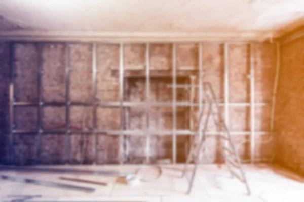公寓石膏墙制作用石膏板的模糊框架正在建造、改造、翻新、修复、重建中。模糊的工业背景与 bokeh 效果. — 图库照片