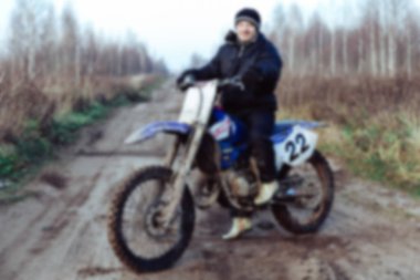 Bulanık motocross yarış gündüz kir parça dağ motocross yarışta yolda kir içinde. Bokeh etkisi ile arka plan bulanık.  