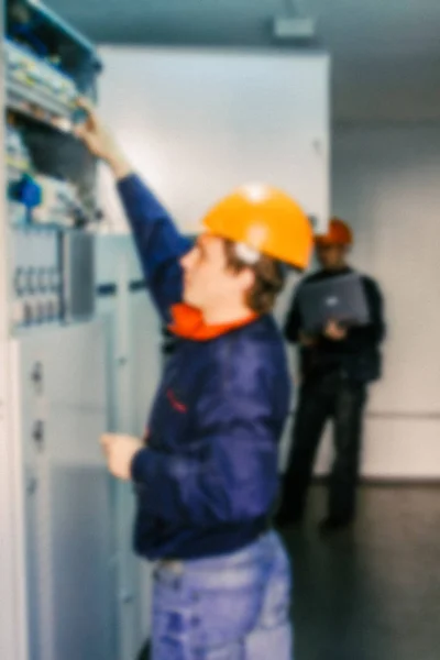 Ingénieur professionnel flou installe des équipements de communication à l'intérieur de la station de communication de base . — Photo