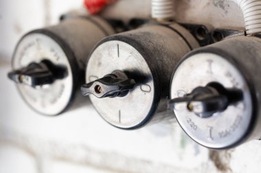 Eski gerilim elektrik satır içinde geçer. Yakın çekim.