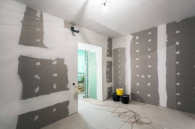 Metal çerçeveler ve Alçıpan - Alçıpan - alçı duvarlar, üç demetleri ve dairede elektrik telleri için değil yapım aşamasında, tadilat, yenileme, uzantısı, restorasyon ve rekonstrüksiyon