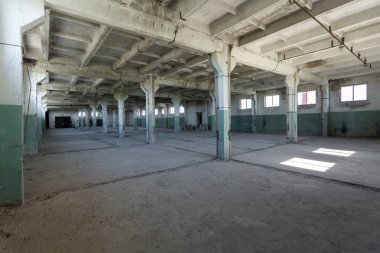 Çimento duvarlar, zemin, windows ve ayağı daha önce inşaat, tadilat, yenileme, uzantısı, restorasyon, yeniden yapılanma ile endüstriyel depo. Endüstriyel arka plan.