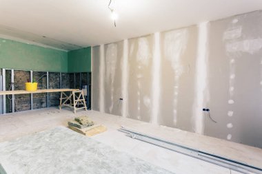 Metal çerçeveler ve Alçıpan Alçıpan alçı duvarlar ve malzemeler için dairede yükleme çalışma yapım aşamasında, tadilat, yenileme, uzantısı, restorasyon ve rekonstrüksiyon işlemidir