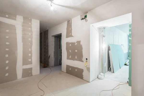 Metallstomme och gipsskivor - gips - för gips väggar och elektriska ledningar i lägenhet är under konstruktion, ombyggnad, renovering, förlängning, restaurering och återuppbyggnad — Stockfoto