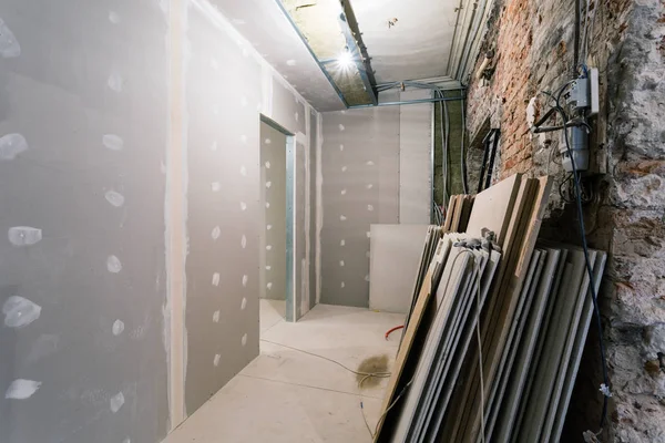 メタル フレーム、材料、石膏壁のアパートの電線 - 乾式壁の石膏ボードは改造、改修・拡張、復旧・復興工事 — ストック写真
