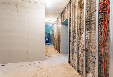 Kare Alçıpan alçı duvarlar tuğla duvar bir apartman yapmak için için değer yenileme, yenileme, restorasyon, imar inşaat altında