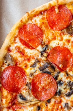 Domatesli ve mantarlı pizza dilimleri.