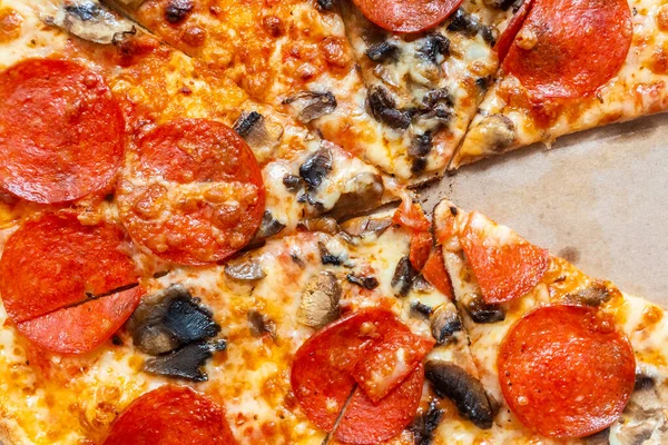 Rebanadas Pizza pepperoni con tomates y champiñones — Foto de Stock
