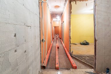 Daire veya oda yapım, tadilat, yenileme, elden geçirme, uzatma, restorasyon ve yeniden yapılanma aşamasında. Toplam ev iyileştirmesi kavramı.